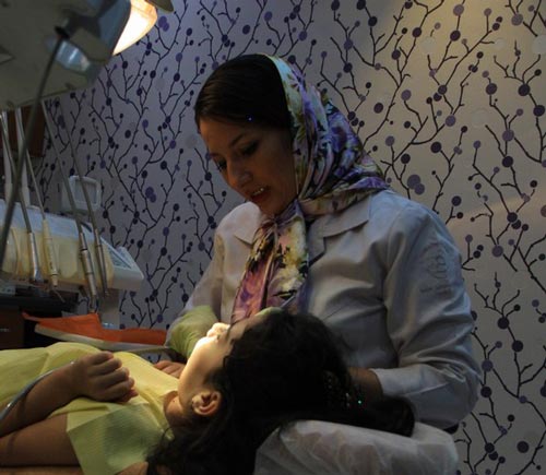 درمان فلوراید تراپی در کودکان در مطب دندانپزشکی دکتر مصطفی محاوری